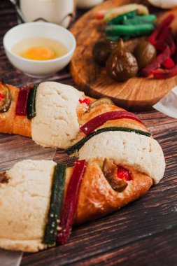 Meksika Rosca de Reyes veya Epiphany kek malzemeleri ve tarifi Meksika Latin Amerika 'da ahşap bir masada.