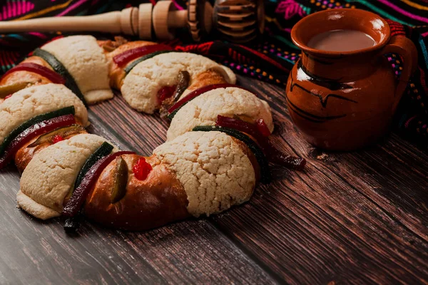 Rosca Reyes Lub Epiphany Ciasto Gliniany Kubek Meksykańskiej Gorącej Czekolady — Zdjęcie stockowe