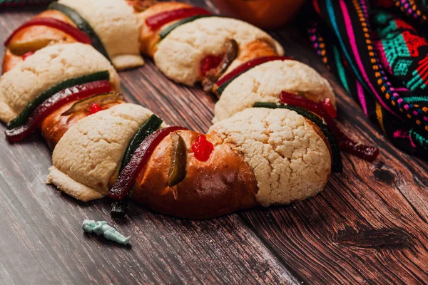 Rosca de Reyes veya Epiphany pastası. Meksika 'da tahta masada krallar günü için.