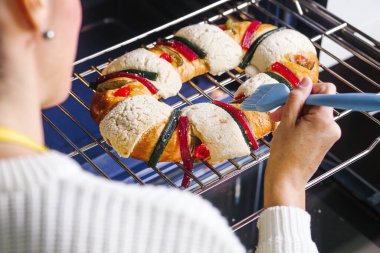 Meksika 'da Latin Amerika' da Krallar Günü için geleneksel Rosca de Reyes veya evde fırında tezahürat yapan Meksikalı kadın.