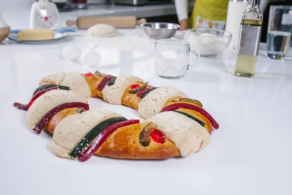 Mujer Mexicana Horneando Una Rosca Reyes Tradicional Pastel Epifanía Horno — Foto de Stock