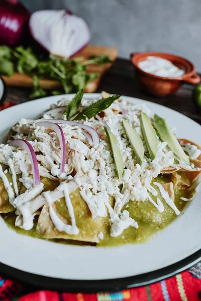 Meksykańskie Zielone Chilaquiles Kurczaka Pikantny Zielony Sos Tradycyjne Śniadanie Meksyku — Zdjęcie stockowe