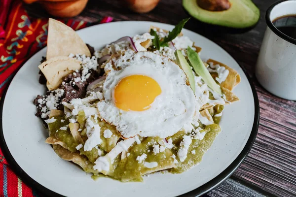 Chilaquiles Verdes Mexicanos Con Huevo Frito Pollo Salsa Verde Picante —  Fotos de Stock