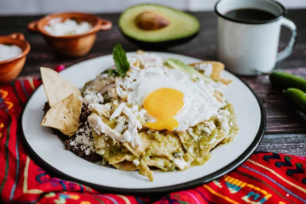 Meksykańskie Zielone Chilaquiles Jajkiem Smażone Kurczaka Pikantny Sos Zielony Tradycyjne — Zdjęcie stockowe