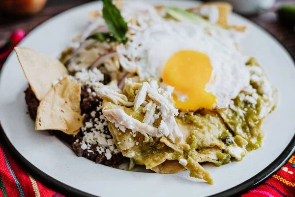 Meksykańskie Zielone Chilaquiles Jajkiem Smażone Kurczaka Pikantny Sos Zielony Tradycyjne — Zdjęcie stockowe
