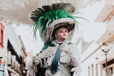 Huehues Mexico, Latin Amerika 'da geleneksel halk kostümü ve maskesi giyen Meksikalı Karnaval dansçısı