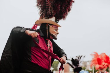 Huehues Mexico, Latin Amerika 'da geleneksel halk kostümü ve maskesi giyen Meksikalı Karnaval dansçısı