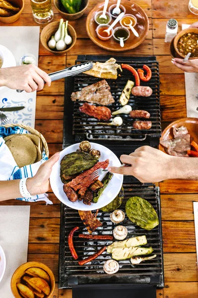 Grupo Amigos Latinos Comendo Tacos Mexicanos Comida Tradicional Lanches Mãos — Fotografia de Stock