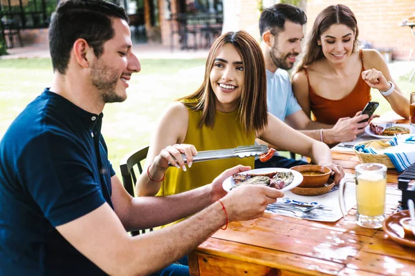 Gruppo Amici Latini Che Mangiano Cibo Messicano Nella Terrazza Del — Foto Stock