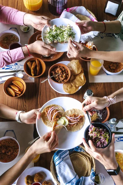 Группа Латинских Друзей Ест Мексиканские Тако Традиционные Блюда Закуски Руки — стоковое фото