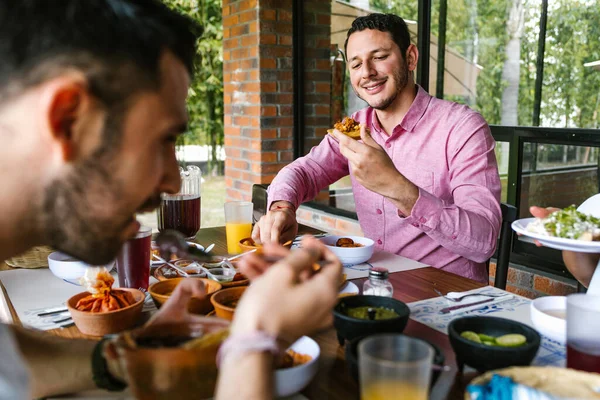 Jonge Latijnse Man Die Mexicaans Eten Taco Tostadas Eet Een — Stockfoto