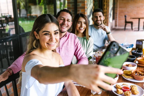 Grupo Amigos Latinos Tomando Una Foto Selfie Comiendo Comida Mexicana — Foto de Stock