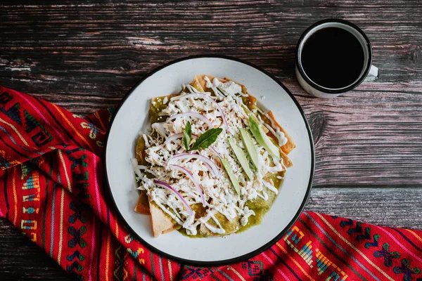 Chilaquiles Verdes Mexicanos Con Pollo Salsa Verde Picante Desayuno Tradicional — Foto de Stock