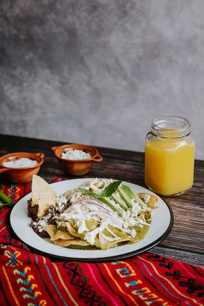 Chilaquiles Verdes Mexicanos Con Pollo Salsa Verde Picante Desayuno Tradicional — Foto de Stock