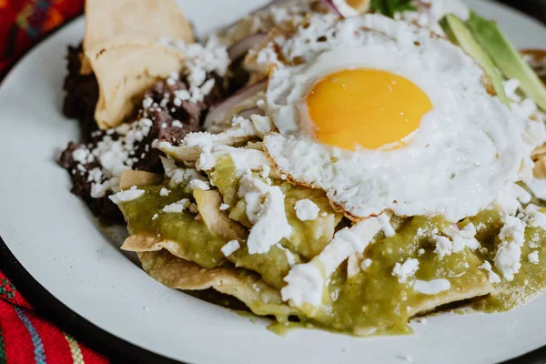 Chilaquiles Verdes Mexicanos Con Huevo Frito Pollo Salsa Verde Picante —  Fotos de Stock