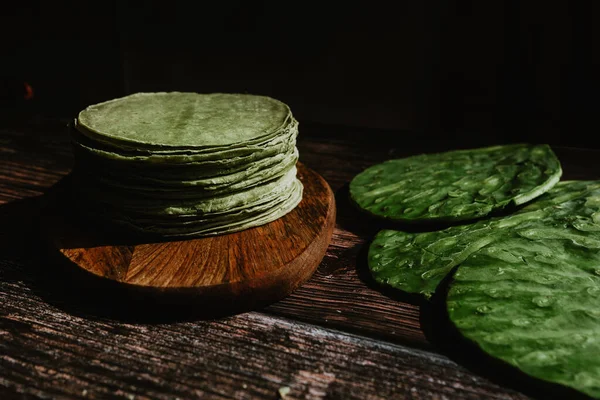 멕시코에서는 선인장으로 녹색의 건강에 채소와 유기농 식품을 만드는 멕시코 토르티야 — 스톡 사진