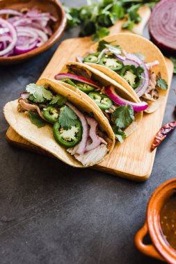 Meksika sokak taco malzemeleri ile domuz carnitas, tortilla, avokado, soğan, kişniş Mexico City