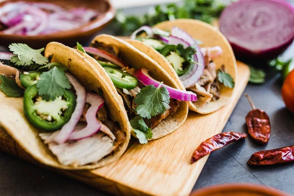 Tacos Callejeros Mexicanos Ingredientes Con Carnitas Cerdo Tortillas Aguacate Cebolla —  Fotos de Stock