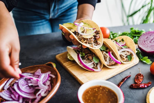 Manos Mujer Latina Preparando Tacos Mexicanos Con Carnitas Cerdo Aguacate —  Fotos de Stock