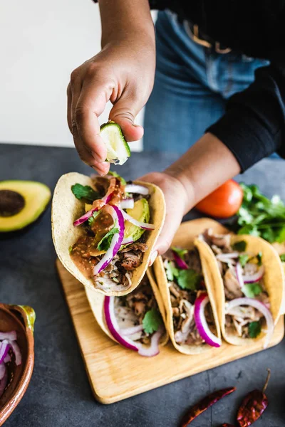 Manos Mujer Latina Preparando Tacos Mexicanos Con Carnitas Cerdo Aguacate —  Fotos de Stock