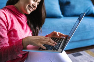 Latin Amerika 'da evde dizüstü bilgisayarla çalışan ya da okuyan genç İspanyol kadın.