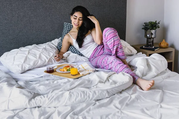 Junge Lateinamerikanische Frau Genießt Frühstück Bett Hause Mexiko Lateinamerika — Stockfoto