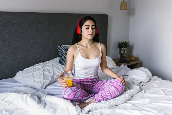 Junge Lateinamerikanische Frau Meditiert Mit Kopfhörern Auf Dem Bett Hause — Stockfoto