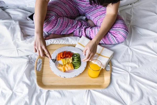 Junge Lateinamerikanische Frau Genießt Frühstück Bett Hause Mexiko Lateinamerika — Stockfoto