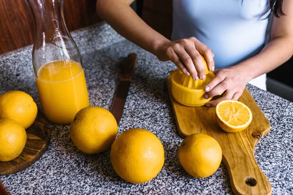 Ισπανίδα Μελαχρινή Νεαρή Λατίνα Που Ετοιμάζει Χυμό Πορτοκάλι Στην Κουζίνα — Φωτογραφία Αρχείου