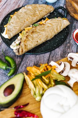 Meksika chicharrn quesadilla ile Oaxaca peyniri ve kabak çiçeği Meksika 'nın Puebla şehrinden geleneksel yiyecekler.