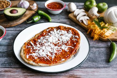 Meksika usulü kahvaltı, Meksika usulü, Meksika usulü Meksika usulü, Meksika usulü Meksika usulü Meksika usulü, Meksika usulü, Meksika usulü, Meksika usulü, Meksika usulü, Meksika usulü, kırmızı soslu, peynirli ve soğanlı.