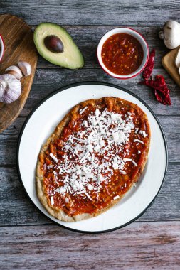 Meksika usulü kahvaltı, Meksika usulü, Meksika usulü Meksika usulü, Meksika usulü Meksika usulü Meksika usulü, Meksika usulü, Meksika usulü, Meksika usulü, Meksika usulü, Meksika usulü, kırmızı soslu, peynirli ve soğanlı.