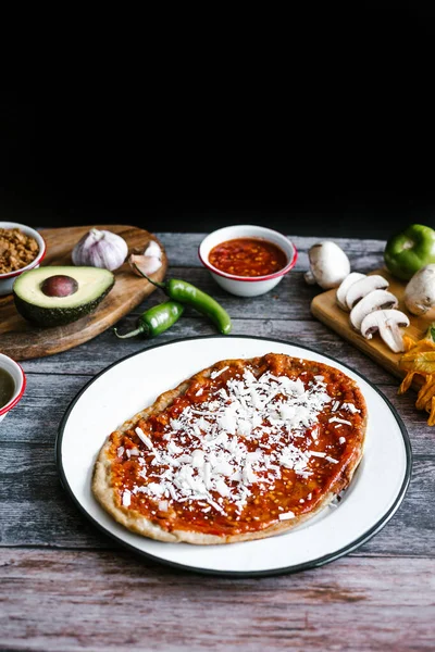 Mexikói Reggeli Memela Sope Quesadilla Készült Tortilla Vörös Mártással Sajt — Stock Fotó