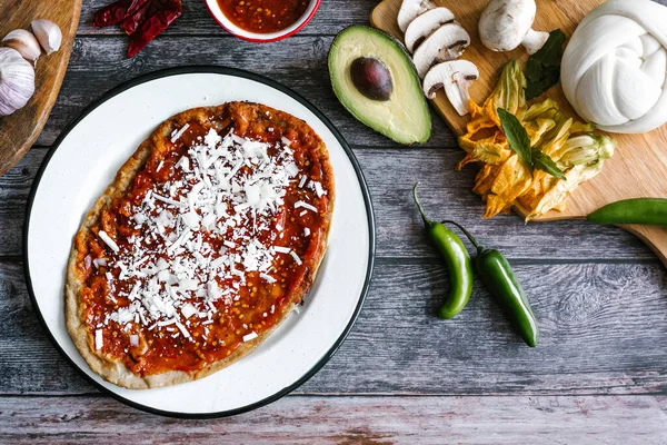 Мексиканский Завтрак Memela Сопа Quesadilla Тортильи Красным Соусом Сыром Луком — стоковое фото