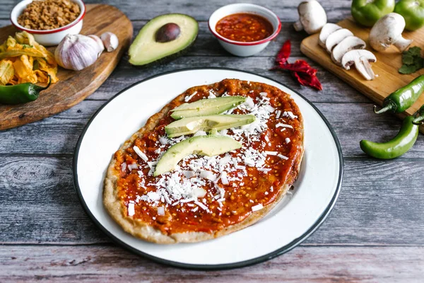 Memela Mexicana Desayuno Sope Quesadilla Hecha Tortilla Con Salsa Roja — Foto de Stock
