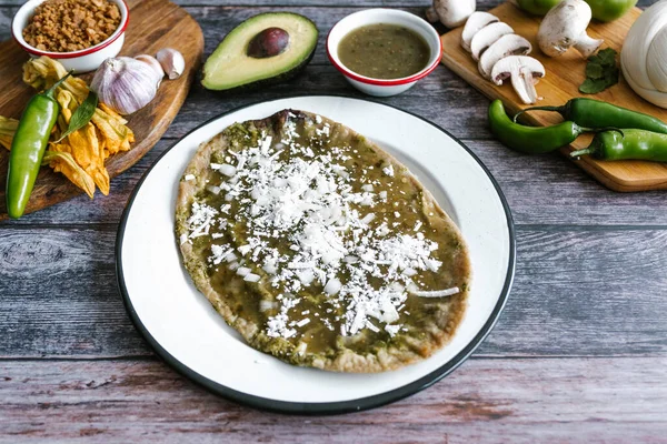 Memela Mexicana Sope Quesadila Hecha Tortilla Con Salsa Verde Queso —  Fotos de Stock