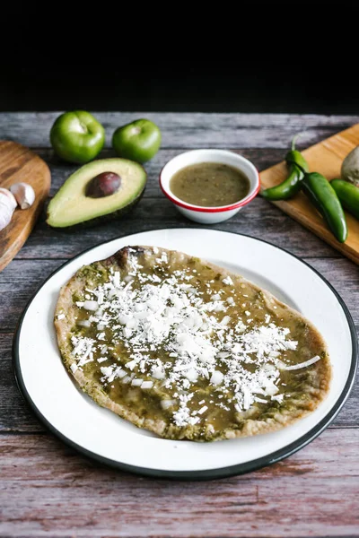 Memela Mexicana Sope Quesadila Hecha Tortilla Con Salsa Verde Queso — Foto de Stock