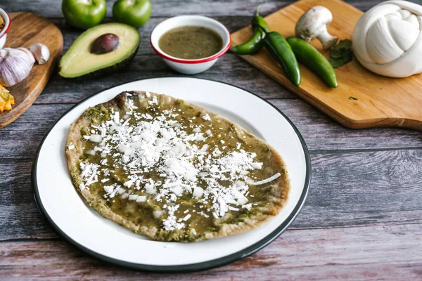 Memela Mexicana Sope Quesadila Hecha Tortilla Con Salsa Verde Queso —  Fotos de Stock