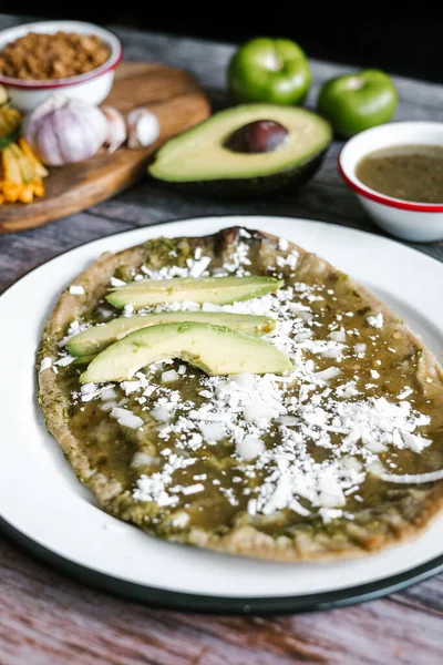 Memela Mexicana Sope Quesadila Hecha Tortilla Con Salsa Verde Queso —  Fotos de Stock