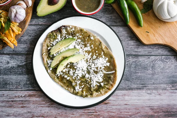 Mexikói Memela Sope Quesadila Készült Tortilla Zöld Mártással Sajt Hagyma — Stock Fotó