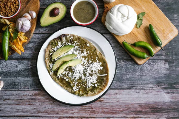 Memela Mexicana Sope Quesadila Hecha Tortilla Con Salsa Verde Queso —  Fotos de Stock