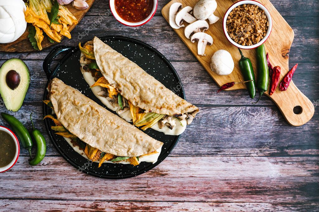 Quesadilla mexicana con queso oaxaca y flor de calabaza, comida