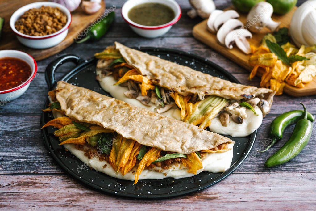 Quesadilla mexicana con queso oaxaca y flor de calabaza, comida