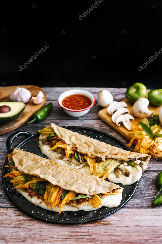 Quesadilla mexicana con queso oaxaca y flor de calabaza, comida