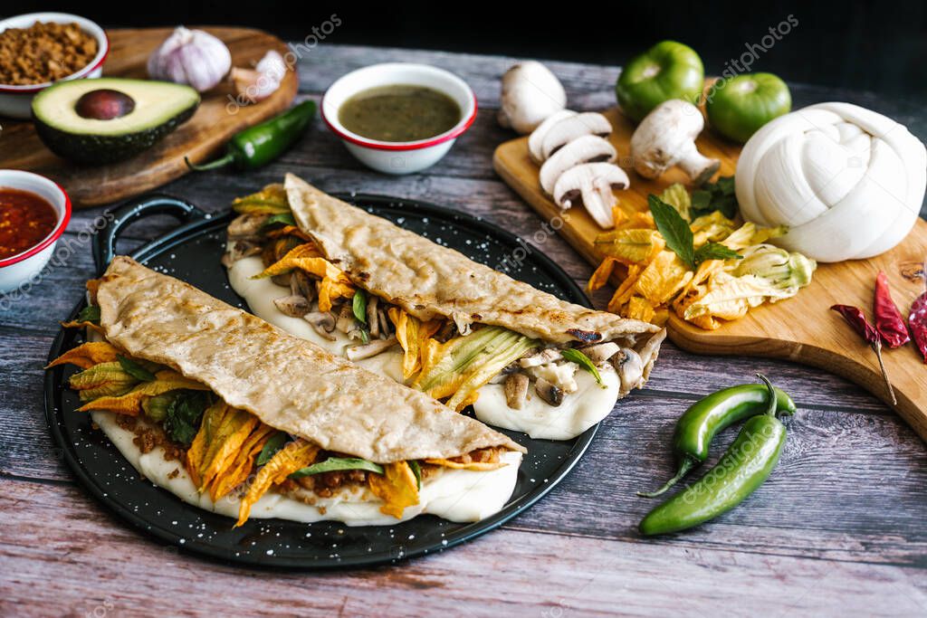 Quesadilla mexicana con queso oaxaca y flor de calabaza, comida