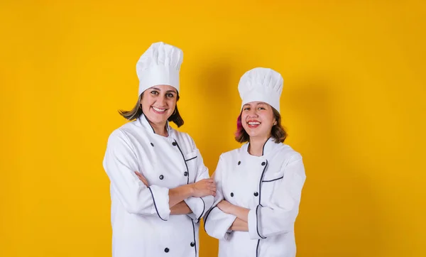 Lateinisches Paar Von Köchinnen Mutter Und Tochter Auf Gelbem Hintergrund — Stockfoto