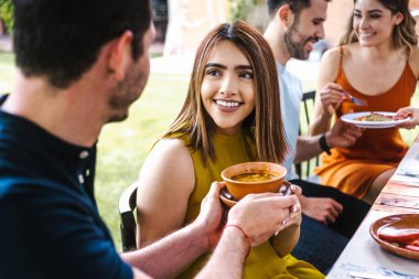 Latin Amerika 'nın Meksika restoranının terasında geleneksel Meksika yemeklerini yiyen bir grup Latin arkadaş.