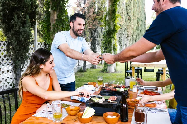 Gruppe Lateinamerikanischer Freunde Isst Traditionelle Mexikanische Küche Auf Der Restaurantterrasse — Stockfoto