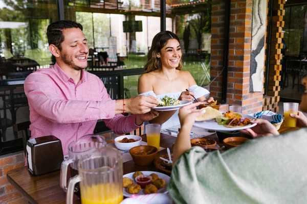 Pareja Hispana Comiendo Tacos Comida Mexicana Terraza Restaurante Aire Libre —  Fotos de Stock