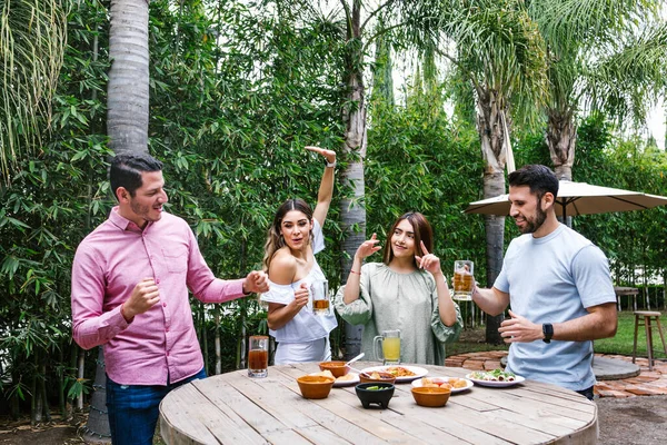 Reunión Jóvenes Amigos Latinos Por Cerveza Michelada Bebidas Comida Mexicana —  Fotos de Stock